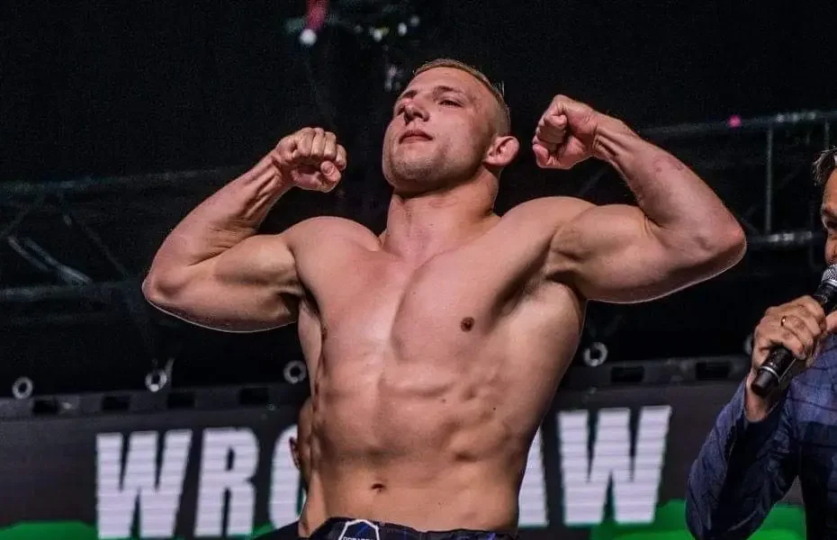 Bartosiński na ważeniu przed walką na gali FEN 26.